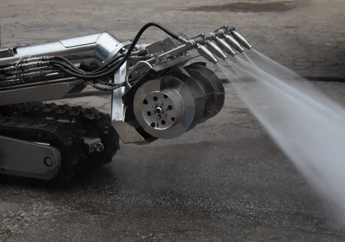 Gerotto Lombrico tracked tank cleaning robot with washing jets, working with no operators inside the tank